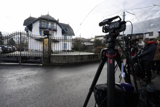 وفود إعلامية تجتمع أمام سفارة سلطنة عمان في جنيف اليوم (رويترز)