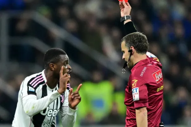 الحكم الإيطالي فيديريكو لا بينا (رويترز)