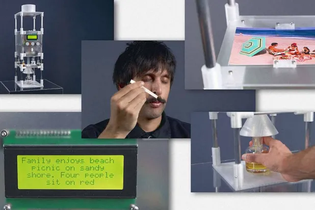 الصورة لعائلة من أربعة أشخاص تتمتع بجلسة على شاطئ مع شكل الآلة الجديدة وجمع العطور وشمها