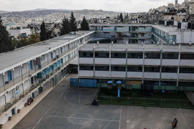مدرسة تابعة للأمم المتحدة في مخيم بلاطة للاجئين الفلسطينيين على الأطراف الشرقية لمدينة نابلس في الضفة الغربية (أ.ف.ب)