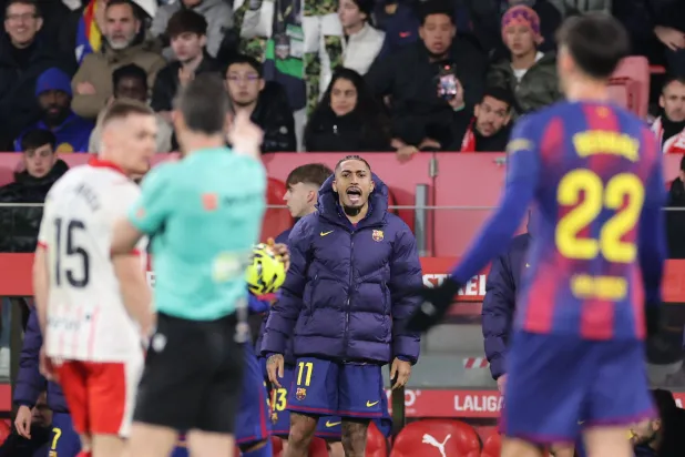 الغضب داخل برشلونة كان بسبب لقطة عُدّت حاسمة في مجريات اللقاء (أ.ف.ب)