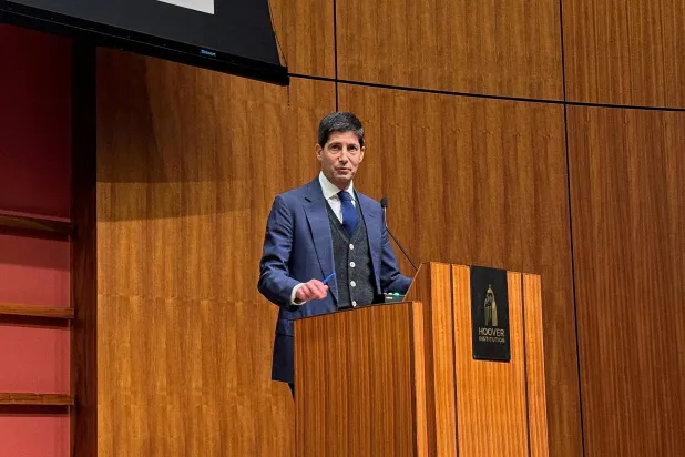 كيفن وورش خلال مؤتمر حول السياسة النقدية في ستانفورد خلال مايو 2025 (رويترز)