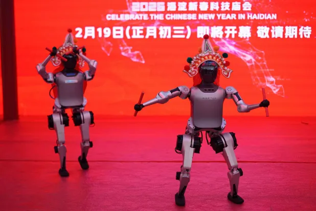 روبوتات بشرية في عرض صيني بمناسبة رأس السنة القمرية الجديدة بالعاصمة بكين (أ.ب)