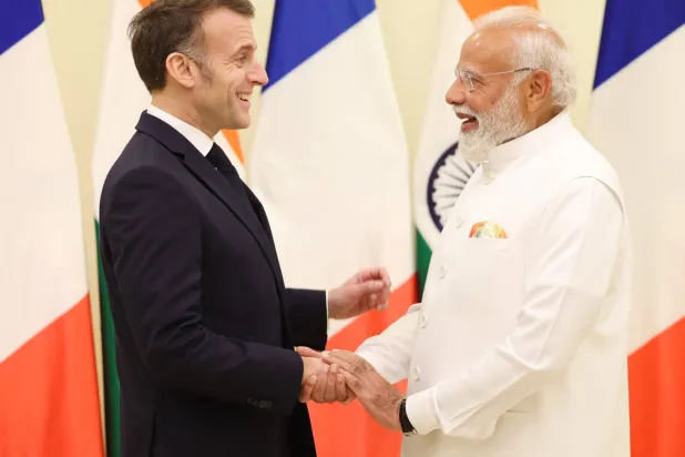 الرئيس الفرنسي إيمانويل ماكرون ورئيس الوزراء الهندي ناريندرا مودي في مومباي (إ.ب.أ)