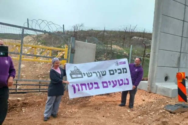 ناشطون في حركة «عوري هتسفون» الاستيطانية على الحدود مع لبنان الخميس الماضي (إعلام إسرائيلي)