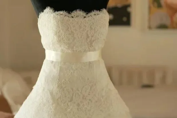 فستان أصبح ذاكرةً تمشي من قلب إلى قلب (إكس)