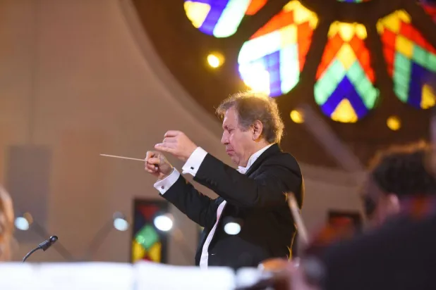 ارتفعت العصا في يد هاروت فازليان فبدا كأنّ الصمت نفسه يستعدّ ليقول شيئاً (الجامعة الأميركية)