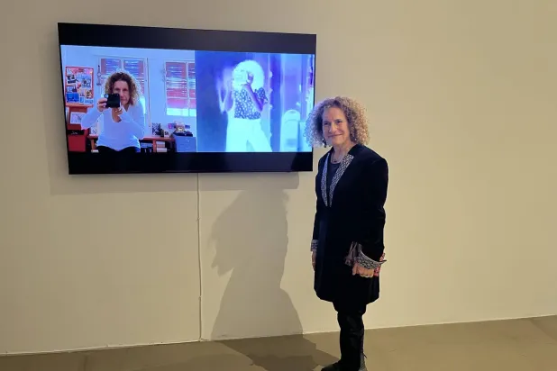 رانيا ستيفان تقف متسائلة عن أهمية الوقت ين الأمس واليوم (الشرق الأوسط)
