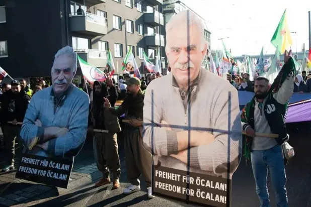 أكراد خلال مسيرة في ألمانيا للمطالبة بإطلاق سراح زعيم حزب «العمال الكردستاني» السجين في تركيا بعدما أطلق نداءً من أجل السلام (د.ب.أ)