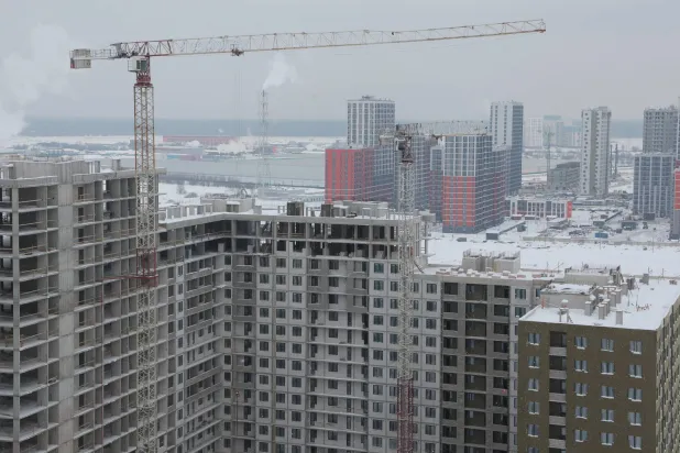 صورة لمبانٍ قيد الإنشاء في قرية نوفوساراتوفكا خارج مدينة سانت بطرسبرغ بروسيا 10 فبراير 2026 (رويترز)