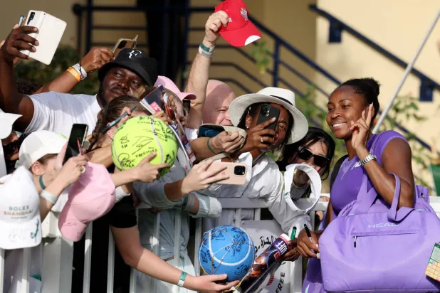 غوف تلتقط صوراً مع معجباتها (رويترز)