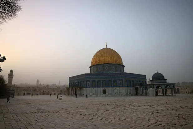 قبة الصخرة في باحة المسجد الأقصى بالمدينة القديمة في القدس في 14 فبراير 2026 (أ.ف.ب)
