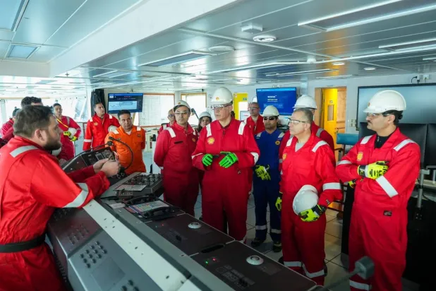 وزير البترول المصري كريم بدوي يستمع إلى أحد المهندسين بحقل «غرب مينا» بالمتوسط وداليا الجابري رئيسة شركة «شل» تتابع (وزارة البترول)