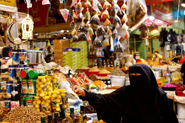 فلسطينية تشتري سلعاً استعداداً لشهر رمضان في مدينة غزة يوم الثلاثاء (رويترز)