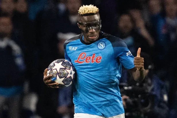 فيكتور أوسيمين نجم فريق نابولي الإيطالي السابق (د.ب.أ)