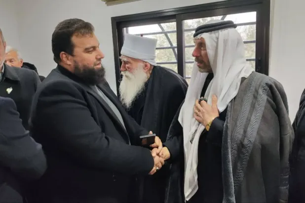 Emir Hasan el-Atraş, Suveyda Valisi Mustafa Bakur ile tokalaşırken, Şubat 2025 (İnternet siteleri)