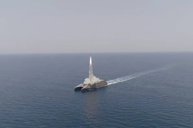 بارجة حربية لـ"الحرس الثوري" تطلق صاروخ خلال مناورات مضيق هرمز (سباه نيوز)