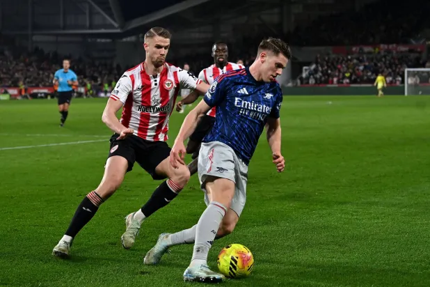 خلال مباراة في الدوري الإنجليزي الممتاز لكرة القدم بين فريقَي برينتفورد وآرسنال في لندن يوم 12 فبراير 2026 (أ.ف.ب)