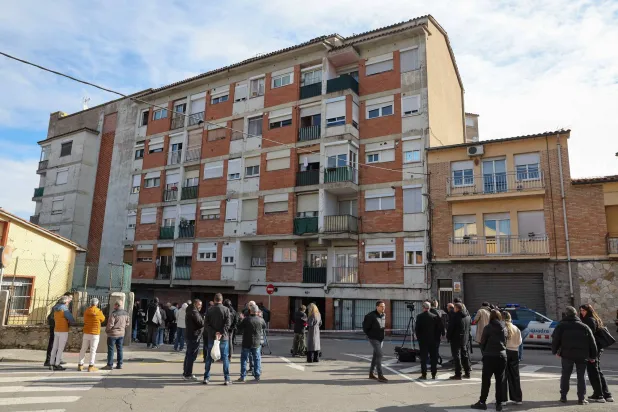 صحافيون يتجمّعون خارج مبنى اندلع فيه حريق أسفر عن مقتل 5 أشخاص في مانليو بالقرب من برشلونة 17 فبراير 2026 (أ.ف.ب)
