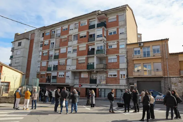 Gazeteciler, 17 Şubat 2026'da Barselona yakınlarındaki Manlleu'da çıkan yangında 5 kişinin hayatını kaybettiği binanın önünde toplandı (AFP)