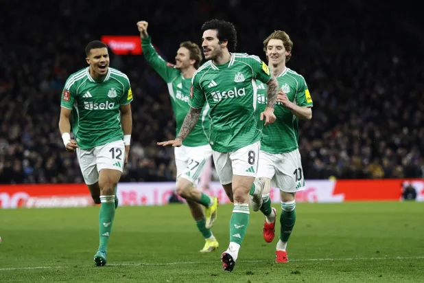 قوة نيوكاسل الهجومية أمام مهمة صعبة لفك صلابة قرة باغ بملعبه (رويترز)