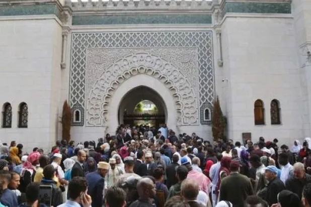 مسلمون يتجمّعون في المسجد الكبير بباريس (أ.ف.ب - أرشيفية)