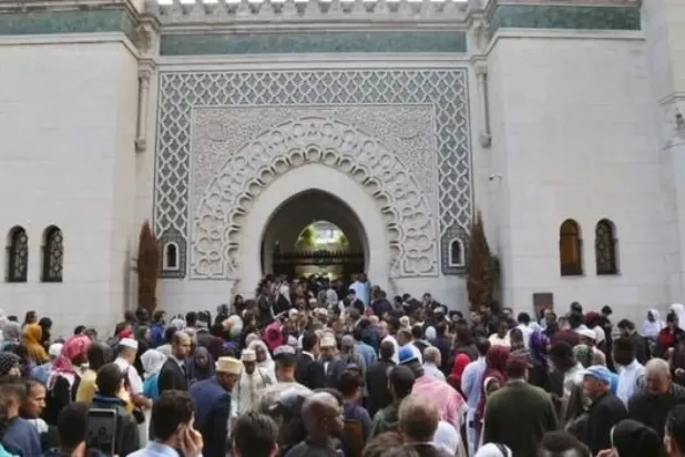 Paris'teki Büyük Cami'de Müslümanlar bir araya geldi (AFP- Arşiv)