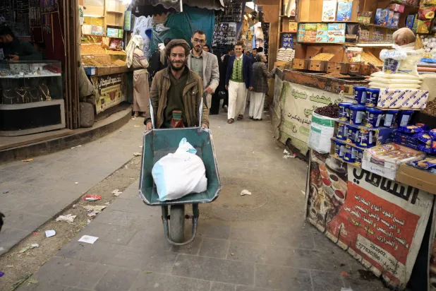 سكان صنعاء يستقبلون رمضان وسط اتساع رقعة الفقر وتدهور المعيشة (إ.ب.أ)