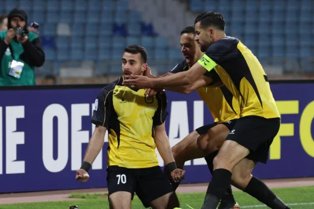 فرحة لاعبي الحسين إربد بالفوز على الاستقلال (الاتحاد الآسيوي)