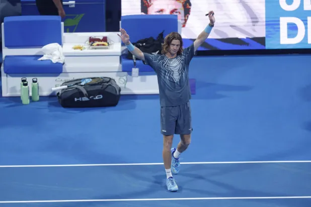 الروسي أندريه روبليف يحتفل بتغلبه على الهولندي يسبر دي يونغ (أ.ف.ب) 