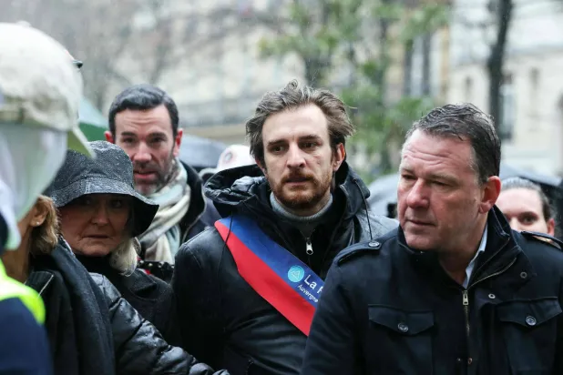 فعاليات سياسية من حزب «التجمّع الوطني» يحضرون تجمعاً بعد حادثة الضرب المميتة التي أودت بحياة الشاب كانتان البالغ من العمر 23 عاماً في ليون... الصورة في باريس 15 فبراير 2026 (أ.ف.ب)