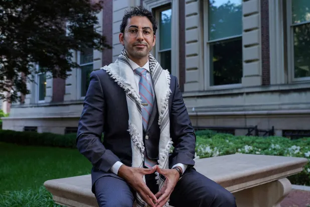 الطالب بجامعة كولومبيا محسن المهداوي في حرم الجامعة بمدينة نيويورك يوم 18 مايو 2025 (رويترز) 