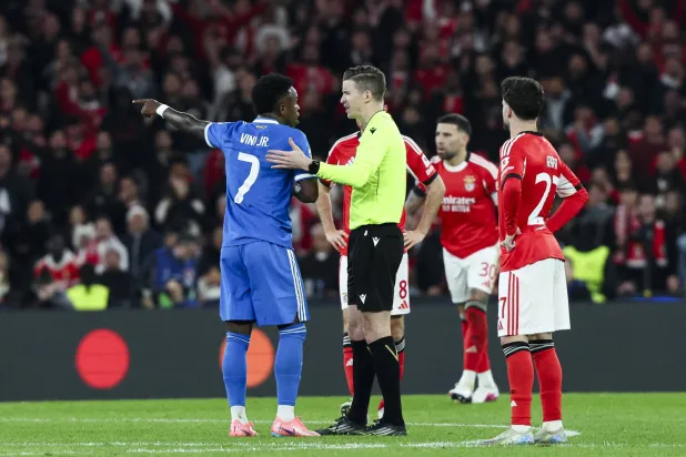 توقف مباراة ريال مدريد وبنفيكا بعد إبلاغ فينيسيوس عن تعرضه لإهانة عنصرية