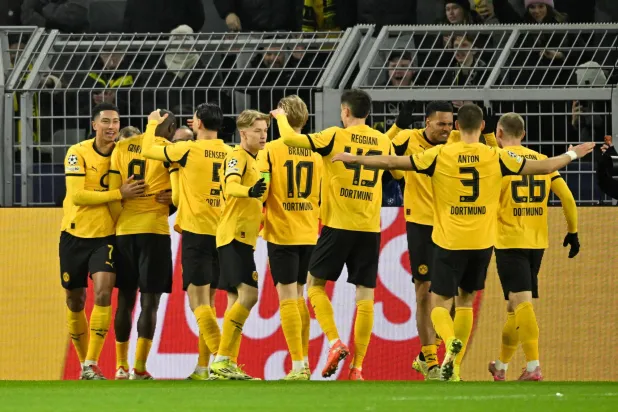فرحة لاعبي بوروسيا دورتموند الألماني بالفوز على أتالانتا (أ.ف.ب)
