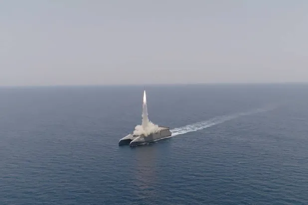 صورة وزعتها وكالة الأنباء الإيرانية ”سباه“ أمس تُظهر تدريبات لـ ”الحرس الثوري“ في هرمز… وفي الإطار وزيرا الخارجية الإيراني والسويسري في جنيف أمس مع بدء المفاوضات (رويترز)