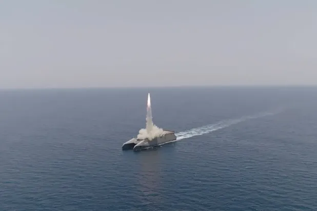 İran haber ajansı Sepah tarafından dün dağıtılan fotoğrafta, Hürmüz'de Devrim Muhafızlarının tatbikatı görülüyor... Fotoğrafta ayrıca, müzakerelerin başladığı dün Cenevre'de İran ve İsviçre dışişleri bakanları da yer alıyor (Reuters)