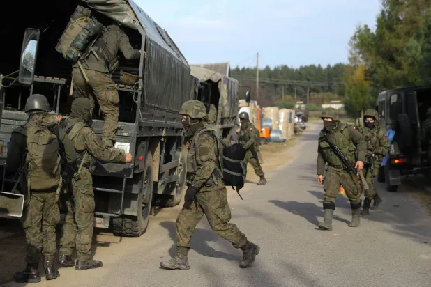 عناصر من الجيش البولندي (رويترز)