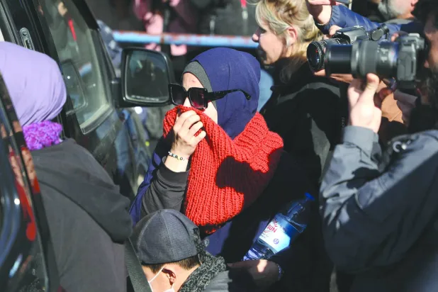 أسترالية يُعتقد أنها من عائلات عناصر تنظيم «داعش» في مخيم روج قرب الحدود العراقية مع سوريا (رويترز)