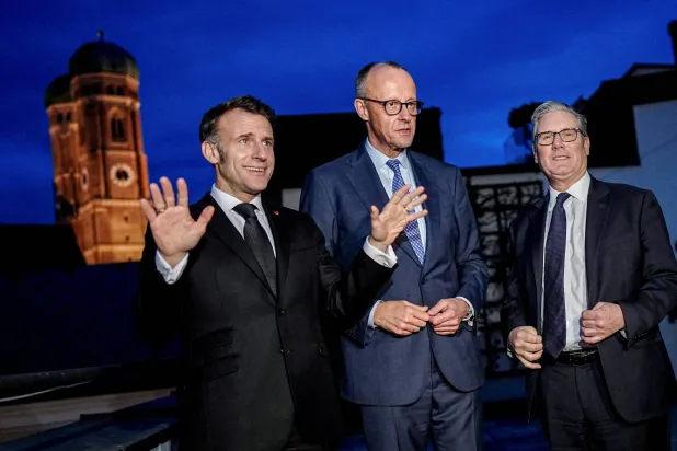 المستشار الألماني فريدريش ميرتس يتوسط الرئيس الفرنسي إيمانويل ماكرون ورئيس الوزراء البريطاني كير ستارمر بمناسبة مشاركتهم بمؤتمر الأمن في ميونيخ 13 فبراير (رويترز)