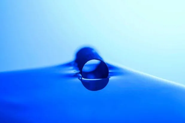 أنبوب ألمنيوم طافٍ لـ«حصد» التموجات البحرية