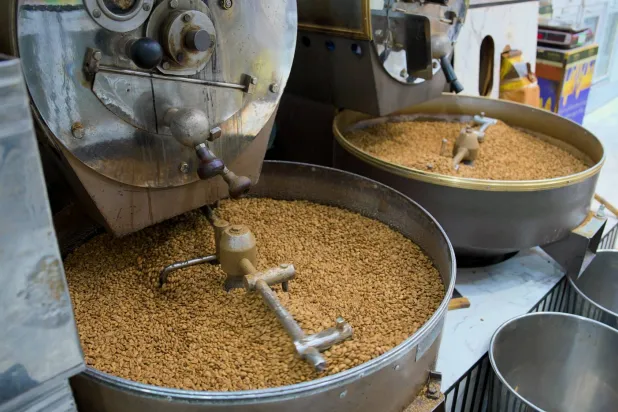 تحميص القهوة السعودية في أحد المحال المتخصصة في أسواق العويس (تصوير: تركي العقيلي)