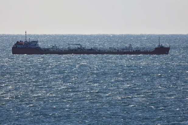 ناقلة نفط خام تُبحر في خليج ناخودكا بالقرب من مدينة ناخودكا الساحلية بروسيا (رويترز)