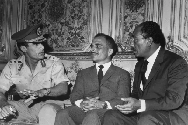 لقاء بين الملك حسين ومعمر القذافي على هامش قمة عربية في القاهرة عام 1970 (أ.ف.ب)