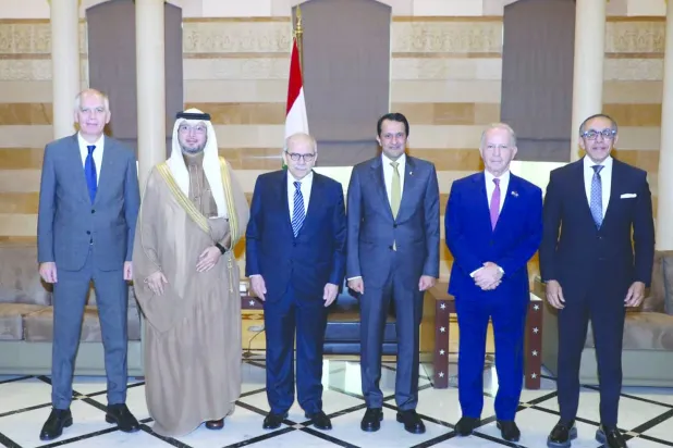 رئيس الحكومة اللبنانية يتوسط سفراء اللجنة الخماسية (أرشيفية - رئاسة الحكومة)