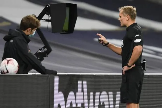 سكوت يرى أن أول خطوة إصلاحية يجب أن تكون اعتماد نظام «التحدي» للمدربين (صورة تلفزيونية من سكاي سبورتس)