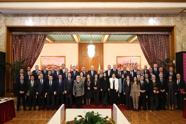 صورة تذكارية تجمع بين رئيس البرلمان التركي نعمان كورتولموش ونواب الأحزاب الأعضاء في لجنة وضع الإطار القانوني لعملية السلام الأربعاء (حساب البرلمان في إكس)