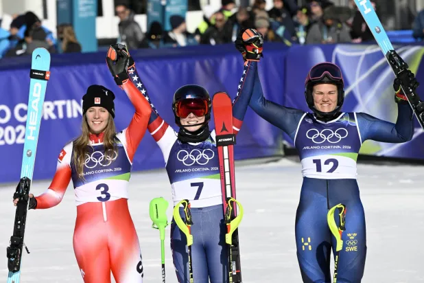 تفوّقت شيفرين على السويسرية كاميّ بفارق ثانية ونصف الثانية والسويدية آنا سفن بفارق 1.71 ثانية (إ.ب.أ)