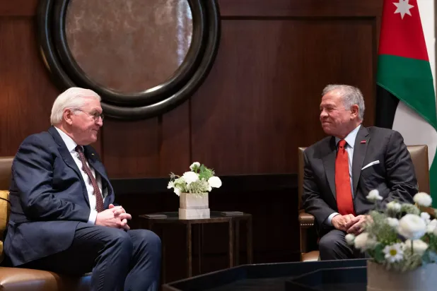 صورة ملتقطة في 18 فبراير 2026 بالعاصمة الأردنية عمّان تظهر الرئيس الألماني فرانك - فالتر شتاينماير يلتقي الملك الأردني عبد الله الثاني في قصر الحسينية (د.ب.أ)