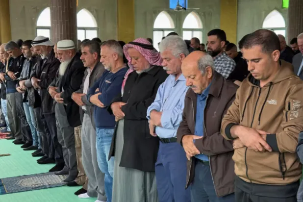 Palestinians attend Friday prayers in a mosque following an attack that local Palestinians said was carried out by Israeli settlers, in the village of Deir Istiya near Salfit in the Israeli-occupied West Bank November 14, 2025. REUTERS/Sinan Abu Mayzer
