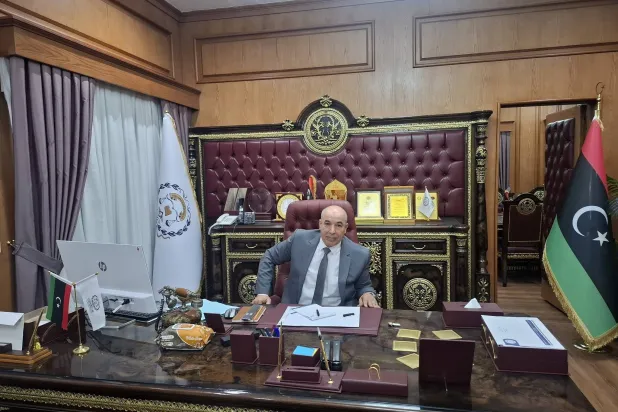 القاضي نوري عبد العاطي في مقر المحكمة العليا بطرابلس (حسابه الرسمي)